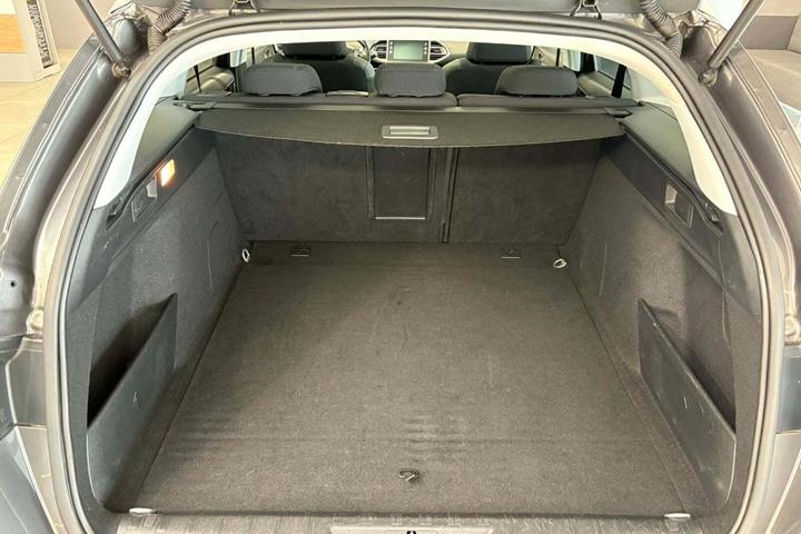 Grå Peugeot 308 fra 2017