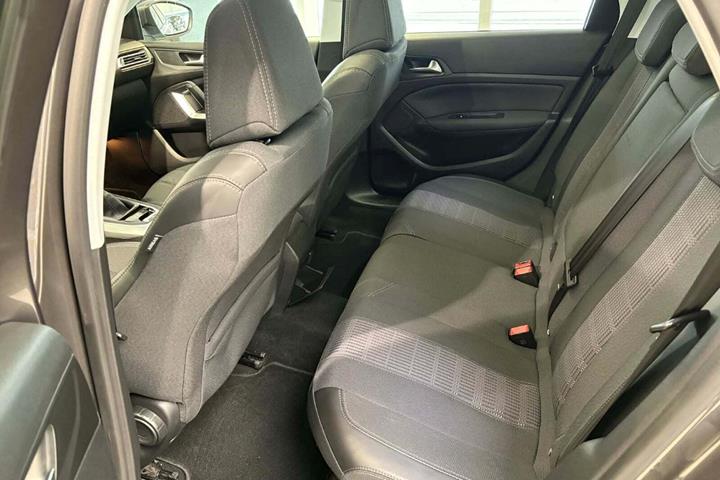 Grå Peugeot 308 fra 2017