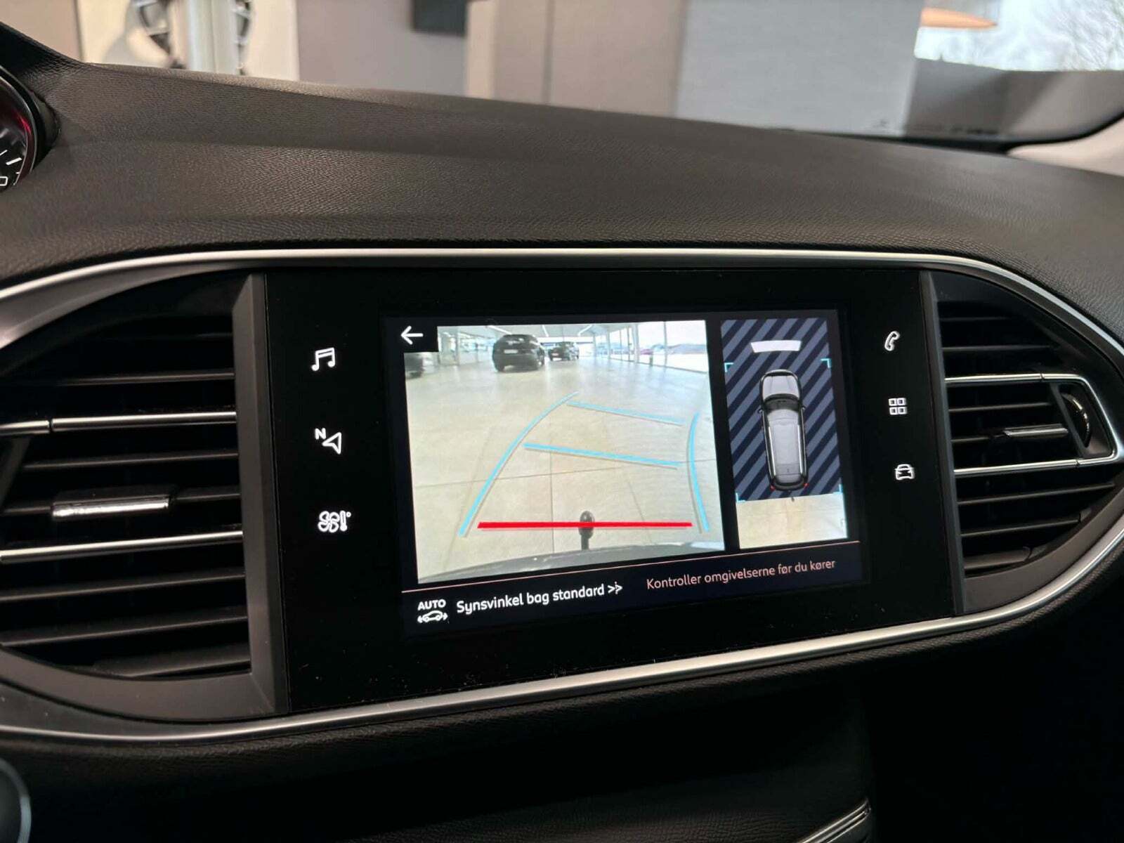 Grå Peugeot 308 fra 2017