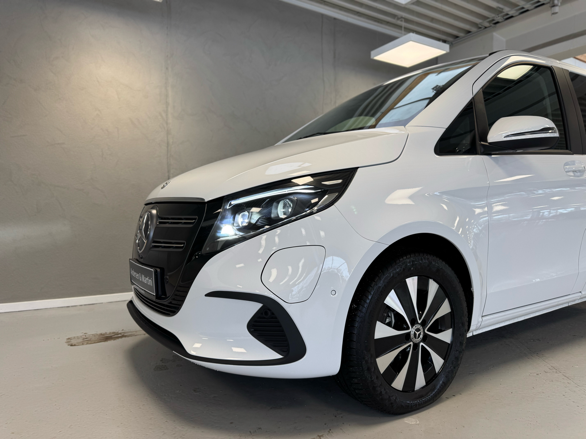 Hvid Mercedes EQV 300 fra 2024