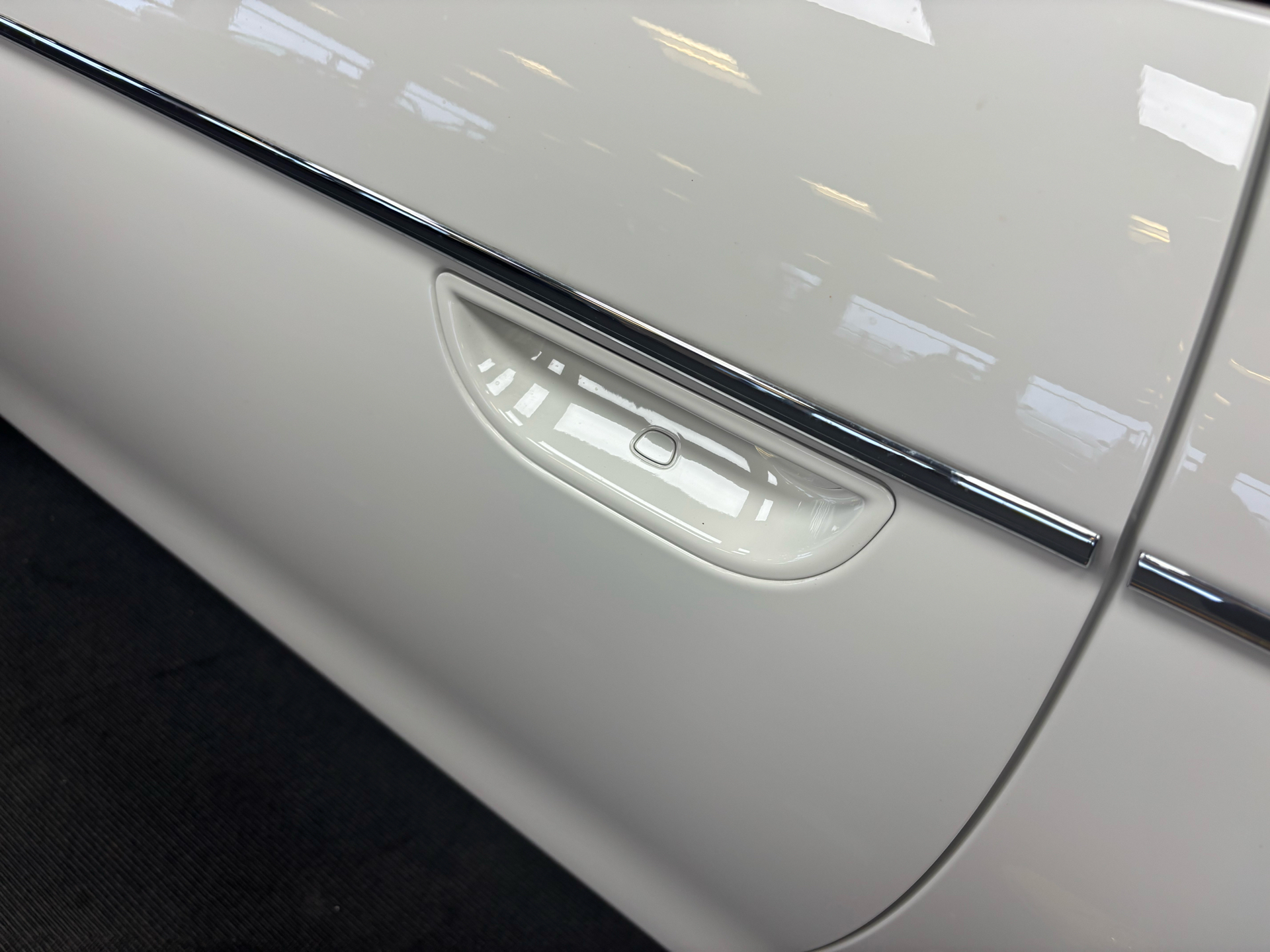 Hvid Fiat 500e fra 2023