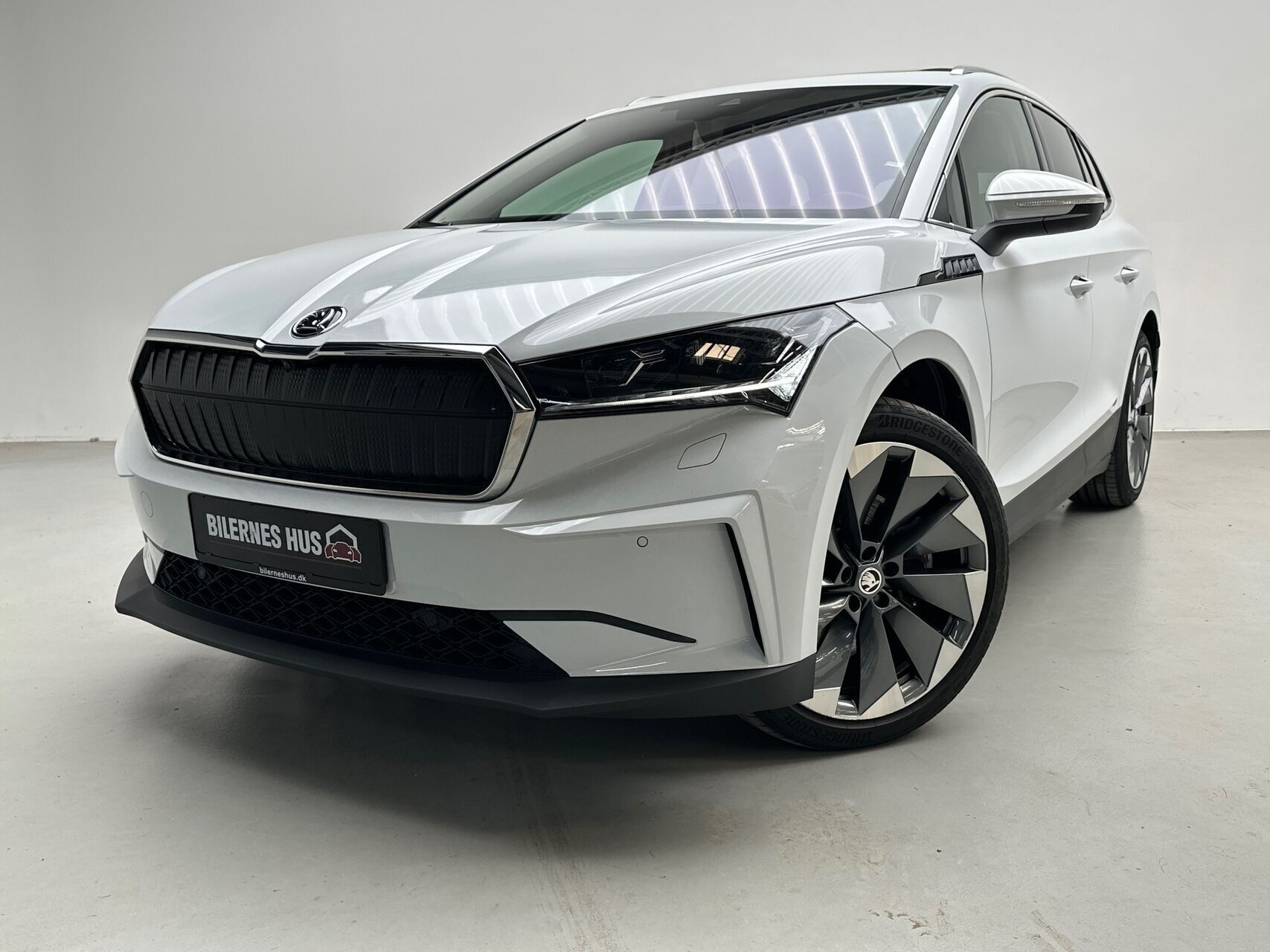 Hvid Skoda Enyaq fra 2021