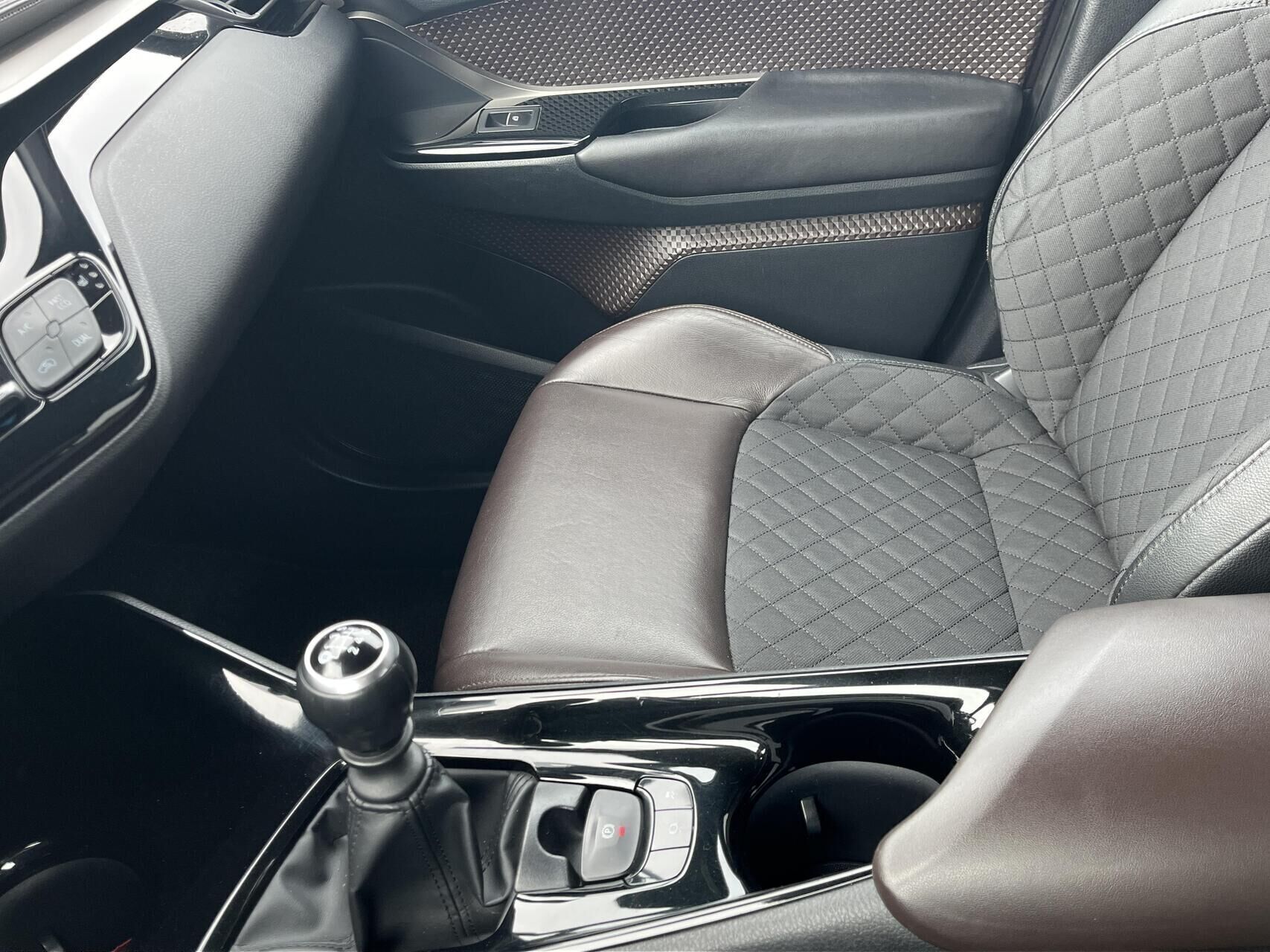 Sølv Toyota C-HR fra 2017