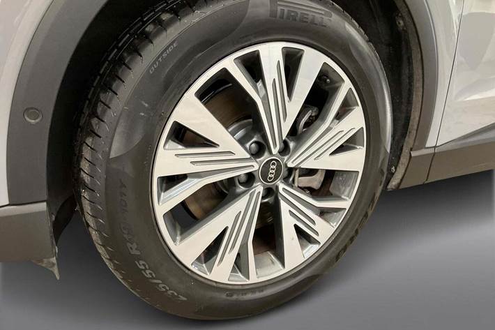 Grå Audi Q4 e-tron fra 2023