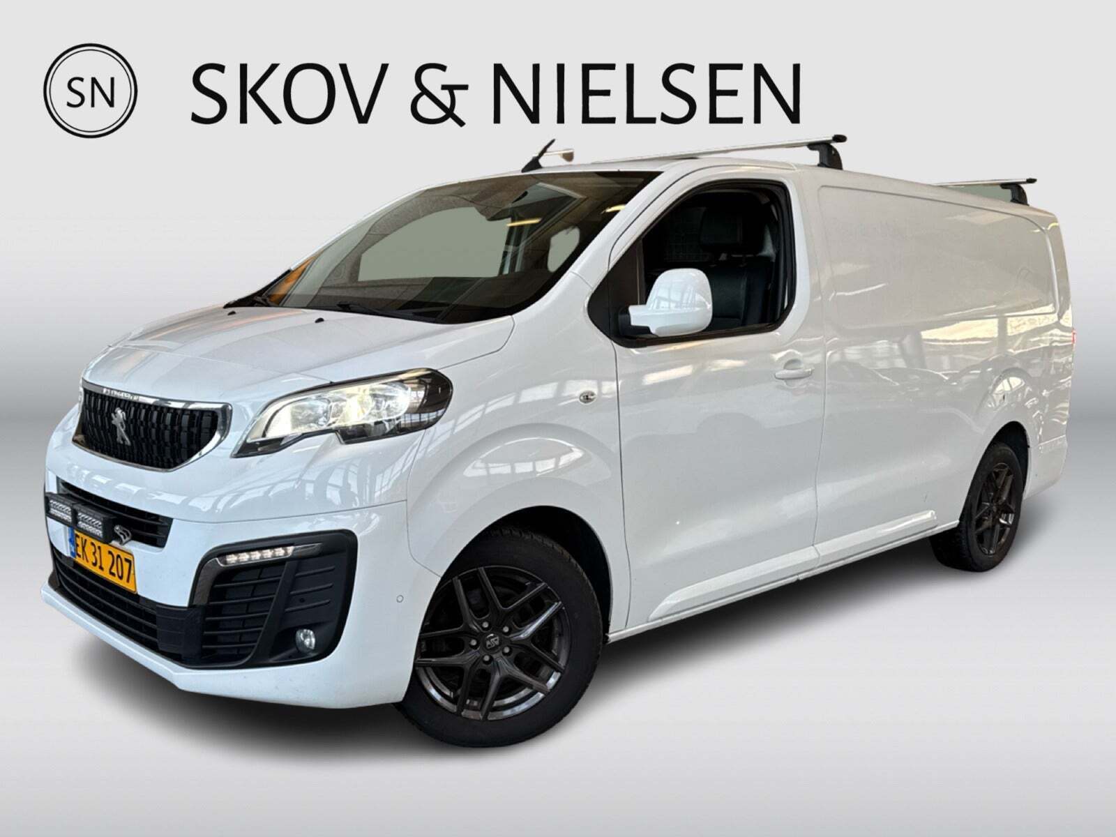 Hvid Peugeot Expert fra 2020 set udefra
