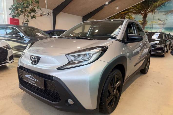 Sølv Toyota Aygo X fra 2023 set udefra