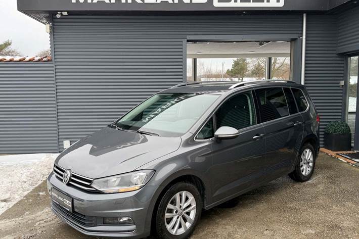 Grå VW Touran fra 2018 set udefra