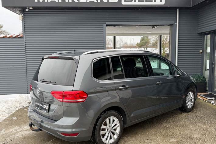 Grå VW Touran fra 2018