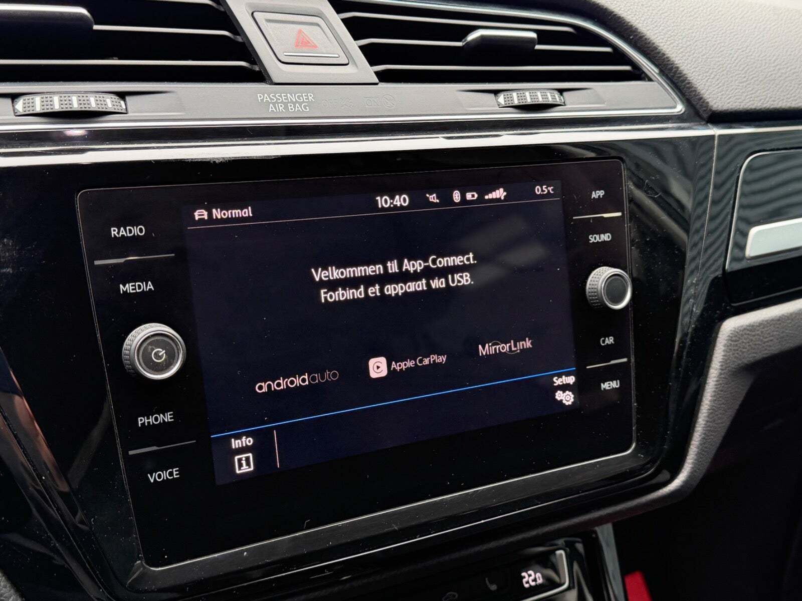 Grå VW Touran fra 2018