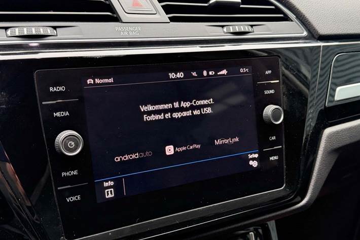 Grå VW Touran fra 2018