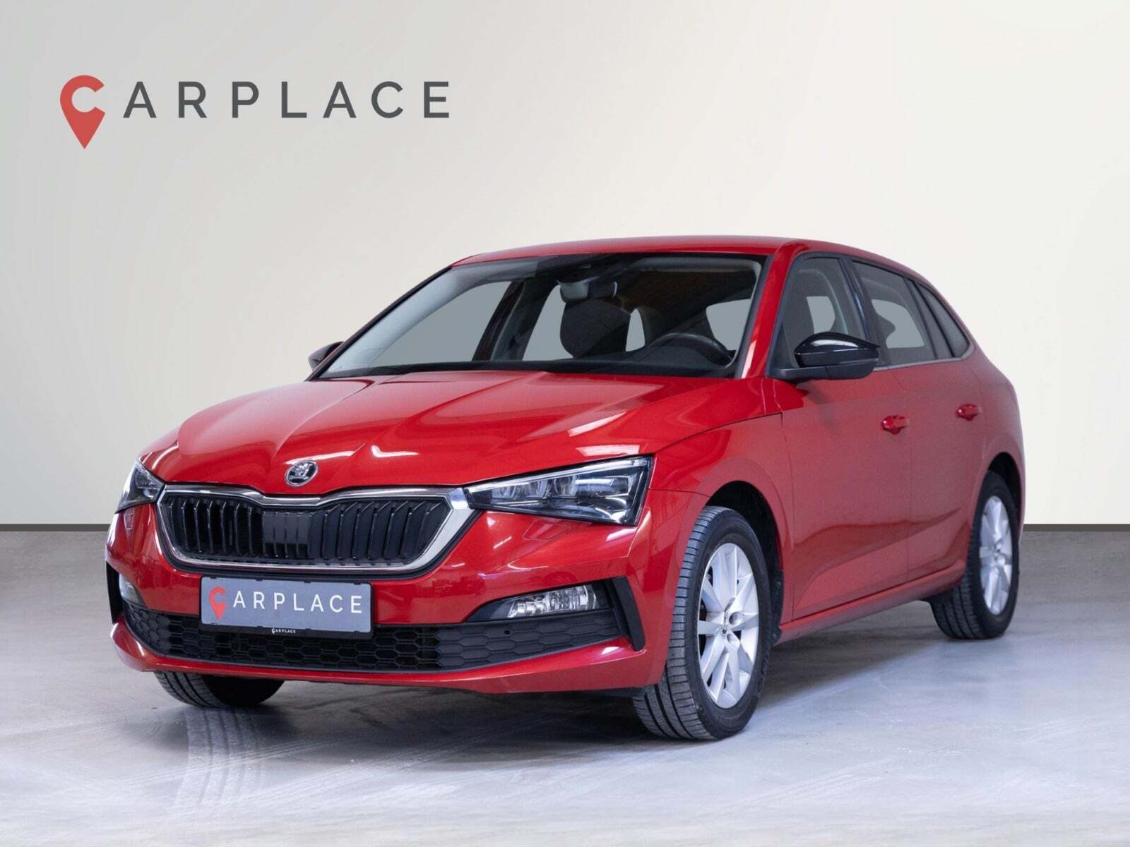 Rød Skoda Scala fra 2020 set udefra