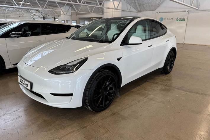 Hvid Tesla Model Y fra 2024 set udefra