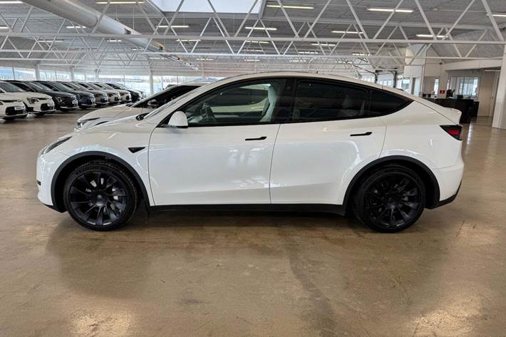 Hvid Tesla Model Y fra 2024