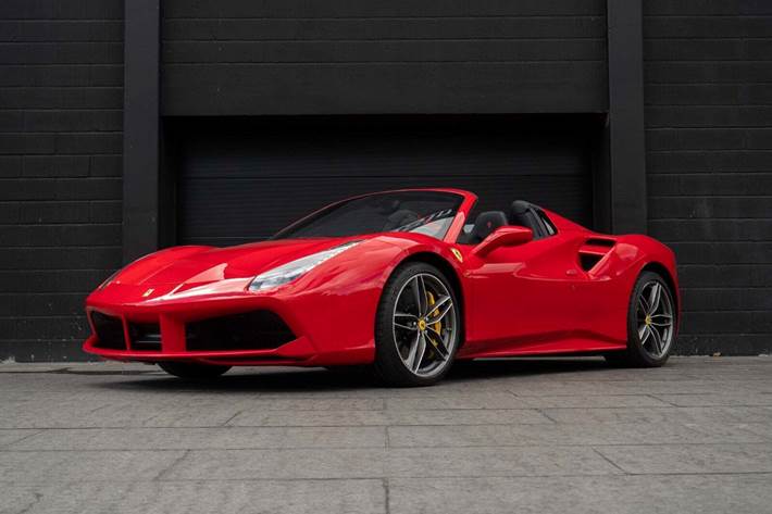Rød Ferrari 488 Spider fra 2019 set udefra