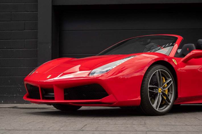 Rød Ferrari 488 Spider fra 2019 set udefra