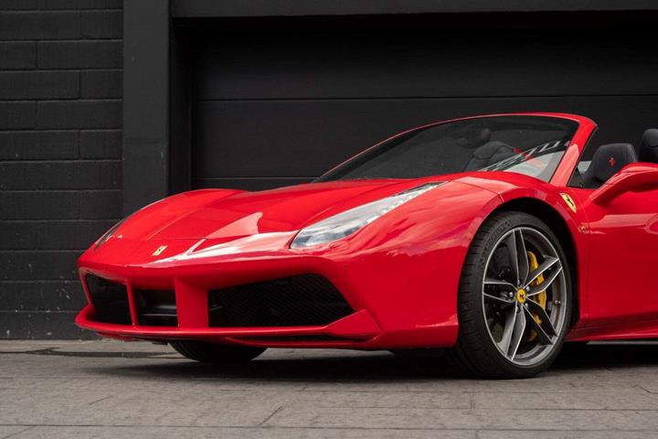 Rød Ferrari 488 Spider fra 2019 set udefra