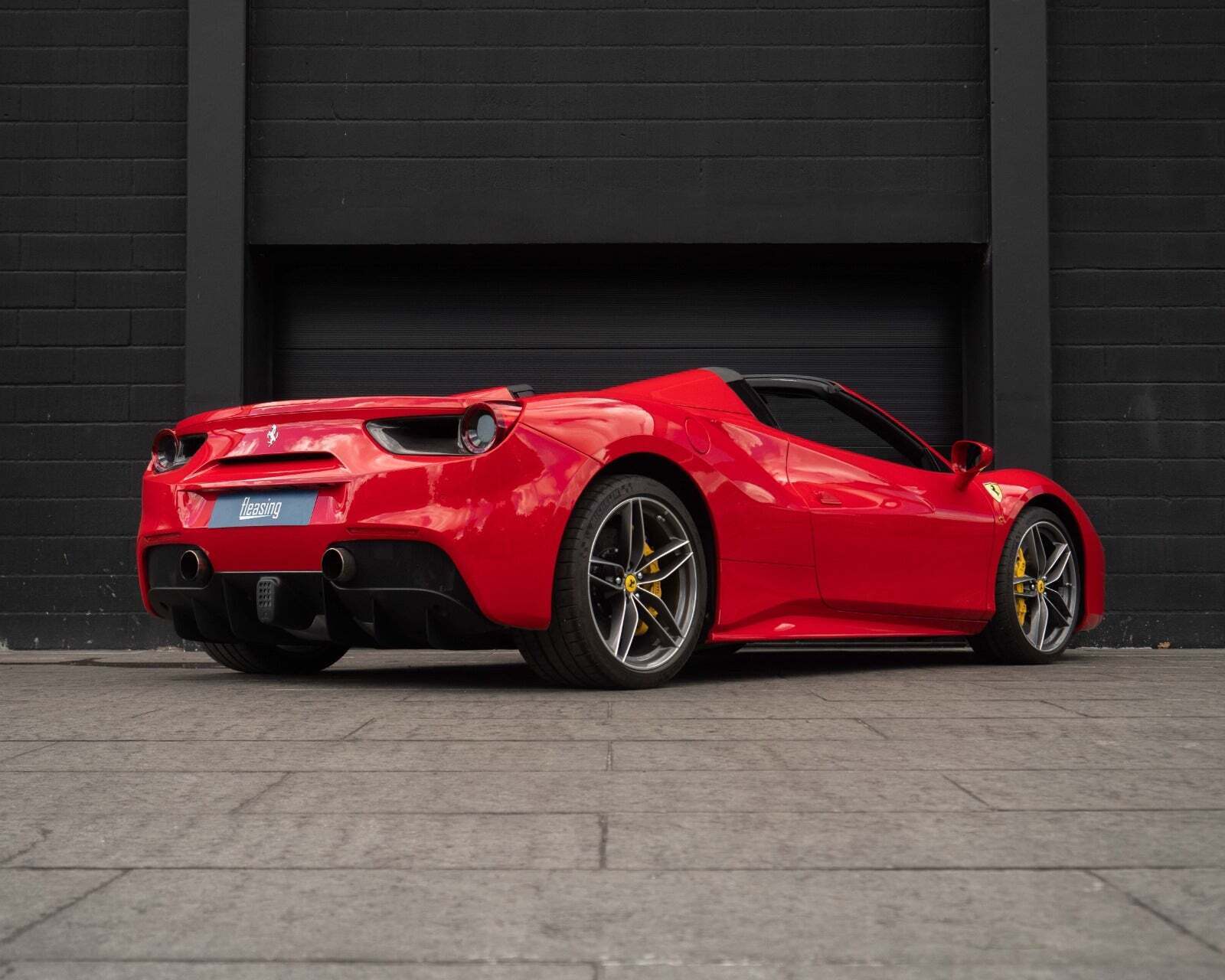 Rød Ferrari 488 Spider fra 2019 set udefra