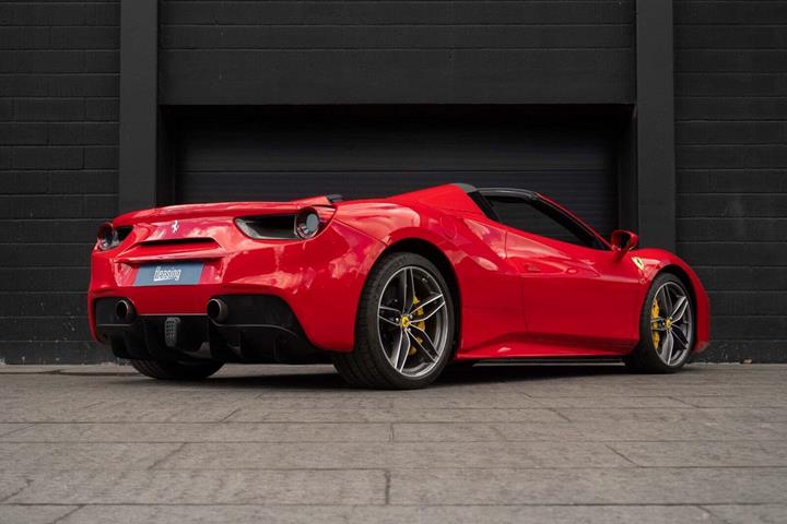 Rød Ferrari 488 Spider fra 2019 set udefra