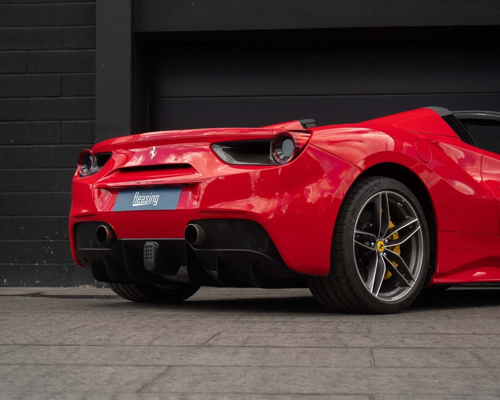 Rød Ferrari 488 Spider fra 2019 set udefra
