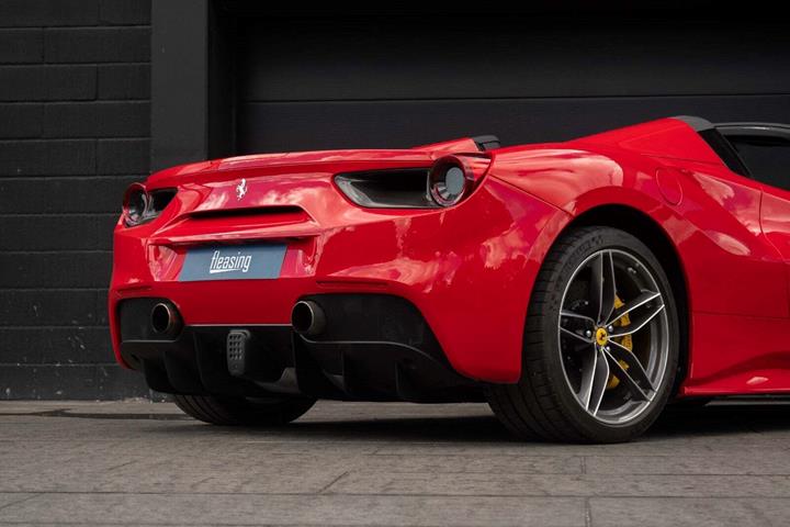 Rød Ferrari 488 Spider fra 2019 set udefra