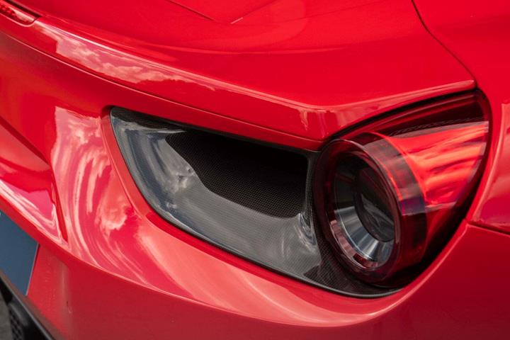 Rød Ferrari 488 Spider fra 2019 set udefra