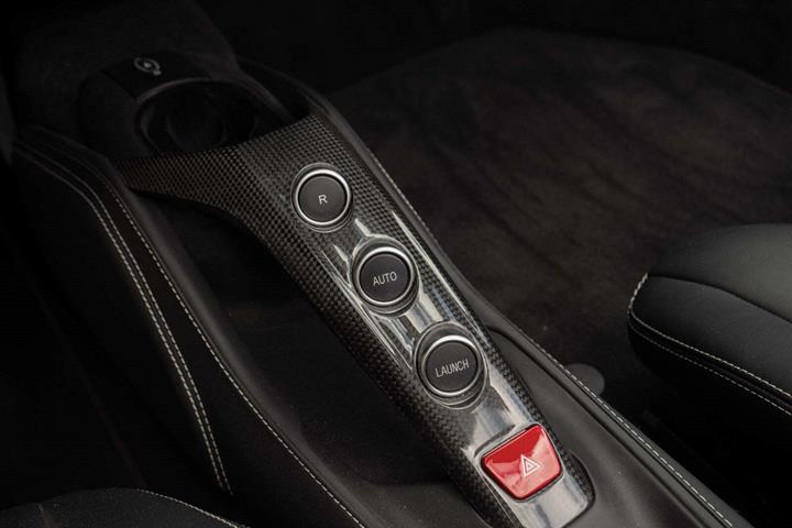 Rød Ferrari 488 Spider fra 2019