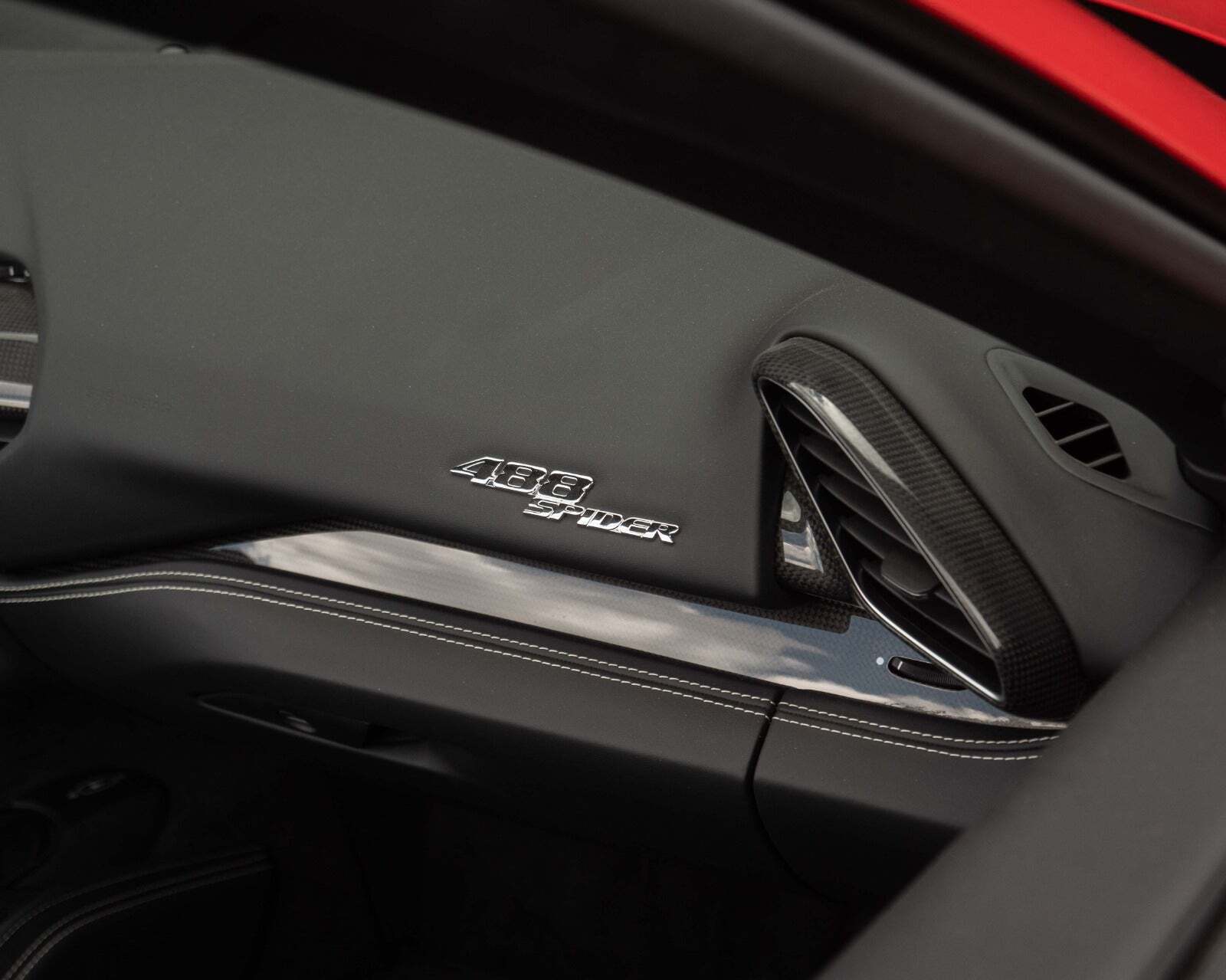 Rød Ferrari 488 Spider fra 2019