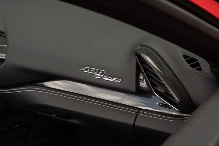 Rød Ferrari 488 Spider fra 2019