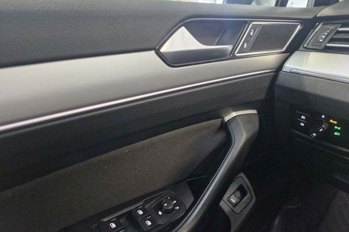 Grå VW Passat fra 2018