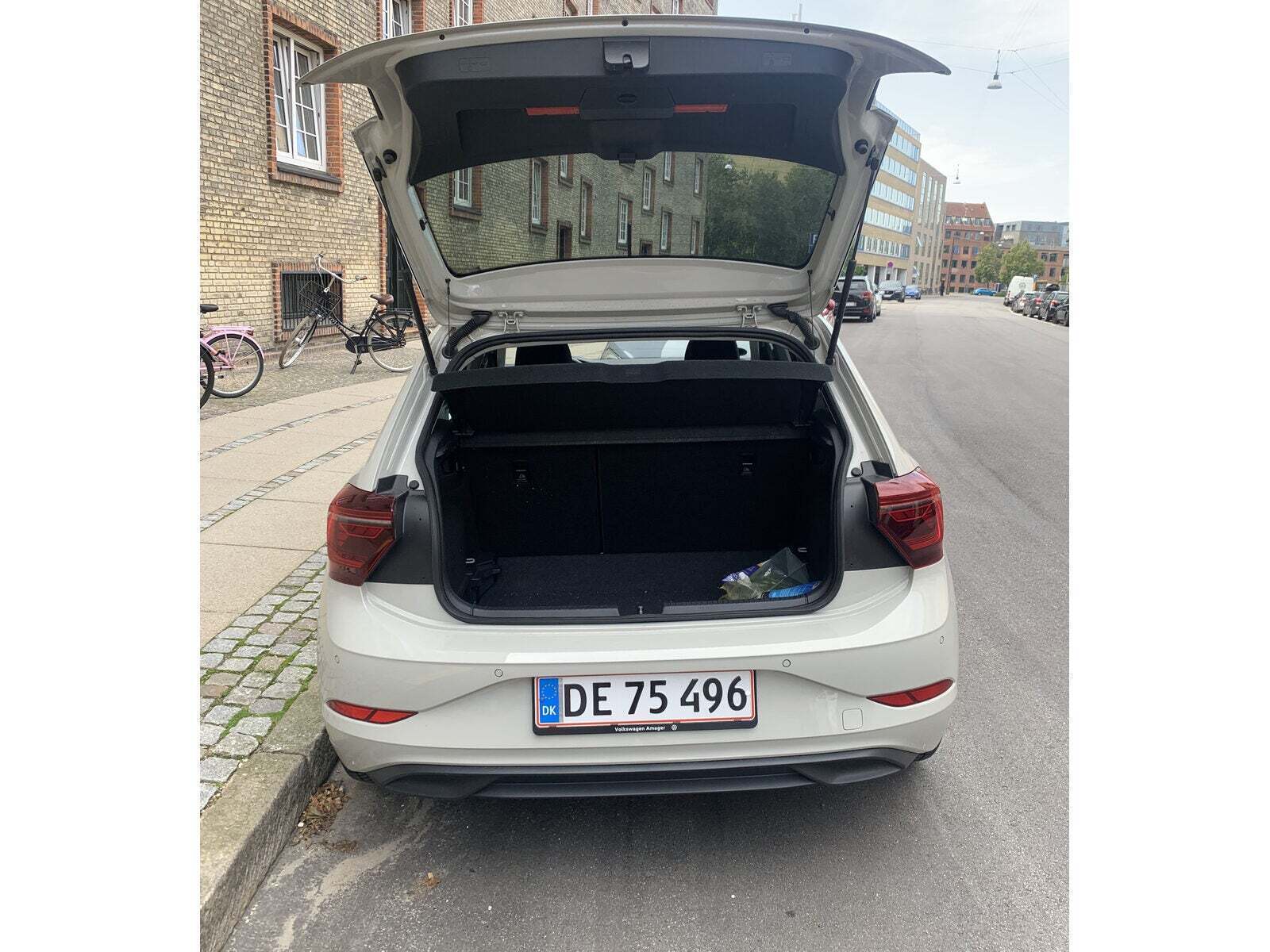 Grå VW Polo fra 2022