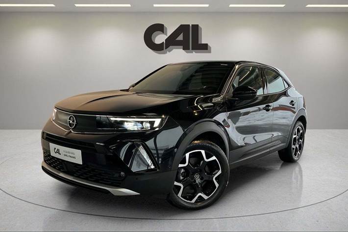 Sort Opel Mokka-e fra 2023 set udefra