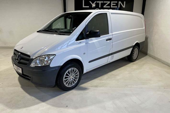 Hvid Mercedes Vito 113 fra 2014 set udefra
