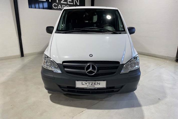 Hvid Mercedes Vito 113 fra 2014 set udefra