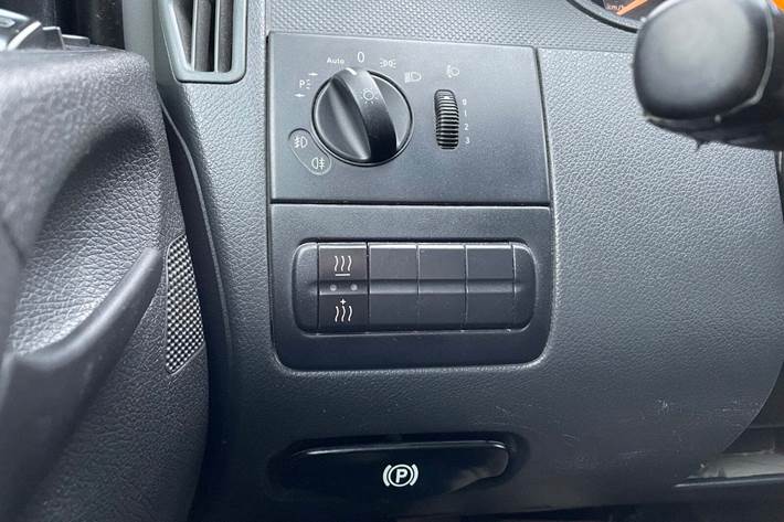 Hvid Mercedes Vito 113 fra 2014 set indefra