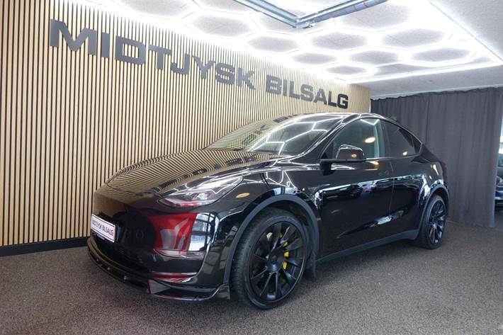 Sort Tesla Model Y fra 2022 set udefra