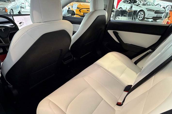 Hvid Tesla Model 3 fra 2019