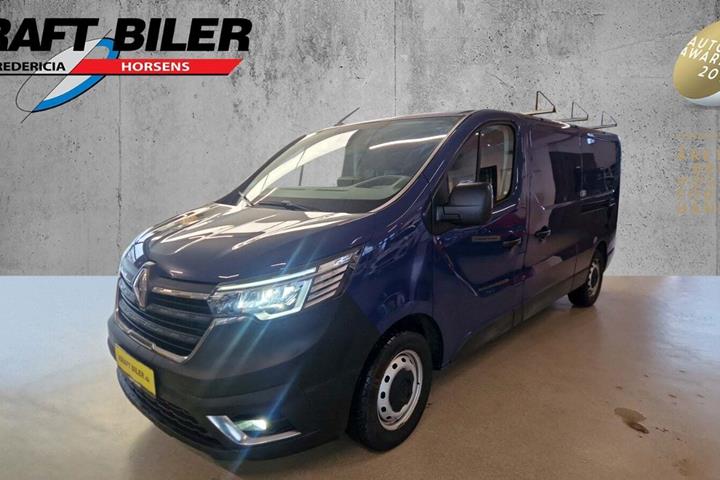 Blå Renault Trafic fra 2022 set udefra
