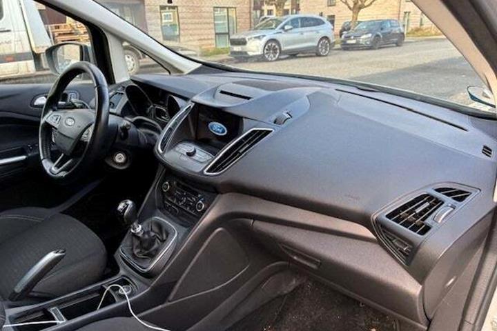 Blå Renault Trafic fra 2022