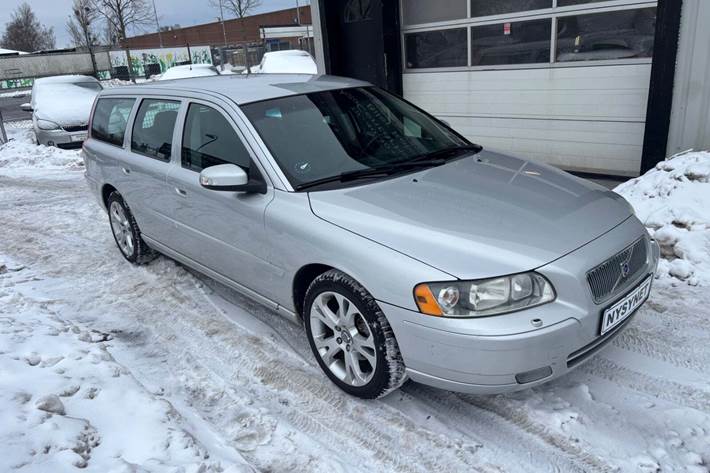 Sølv Volvo V70 fra 2009 set udefra