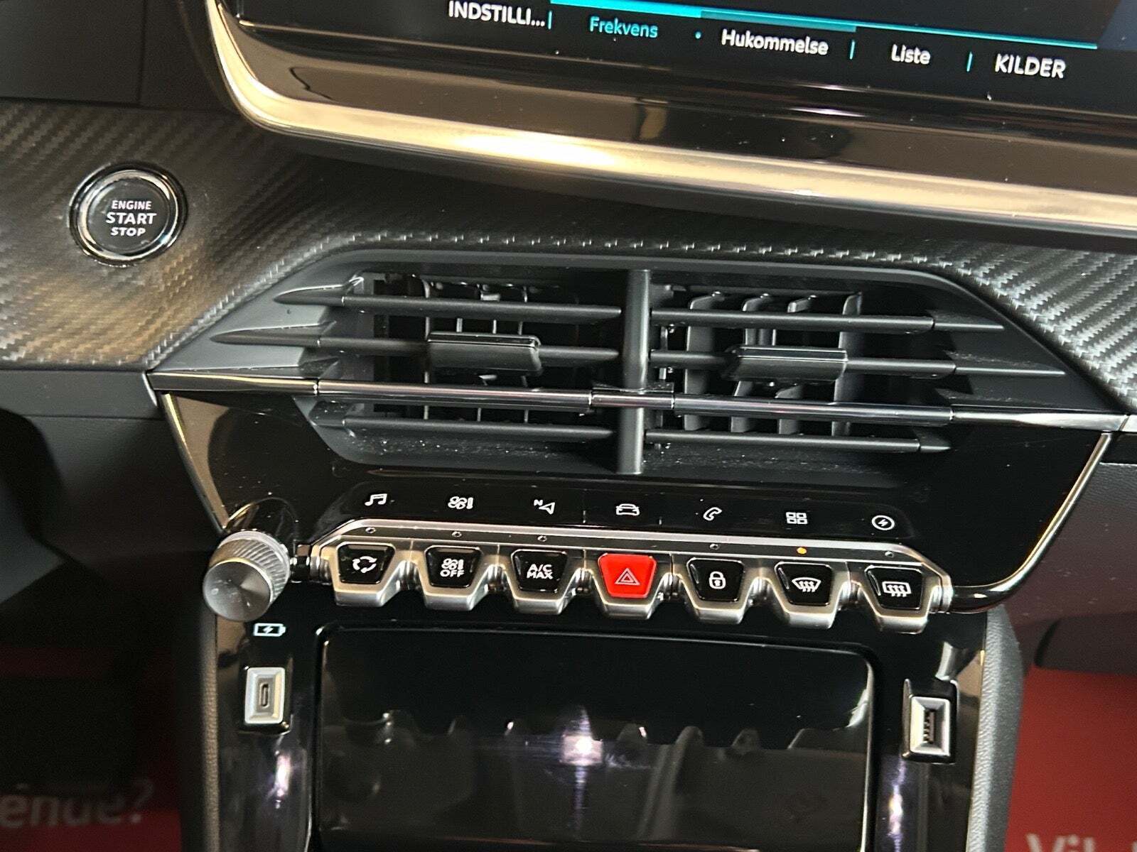 Rød Peugeot e-2008 fra 2022