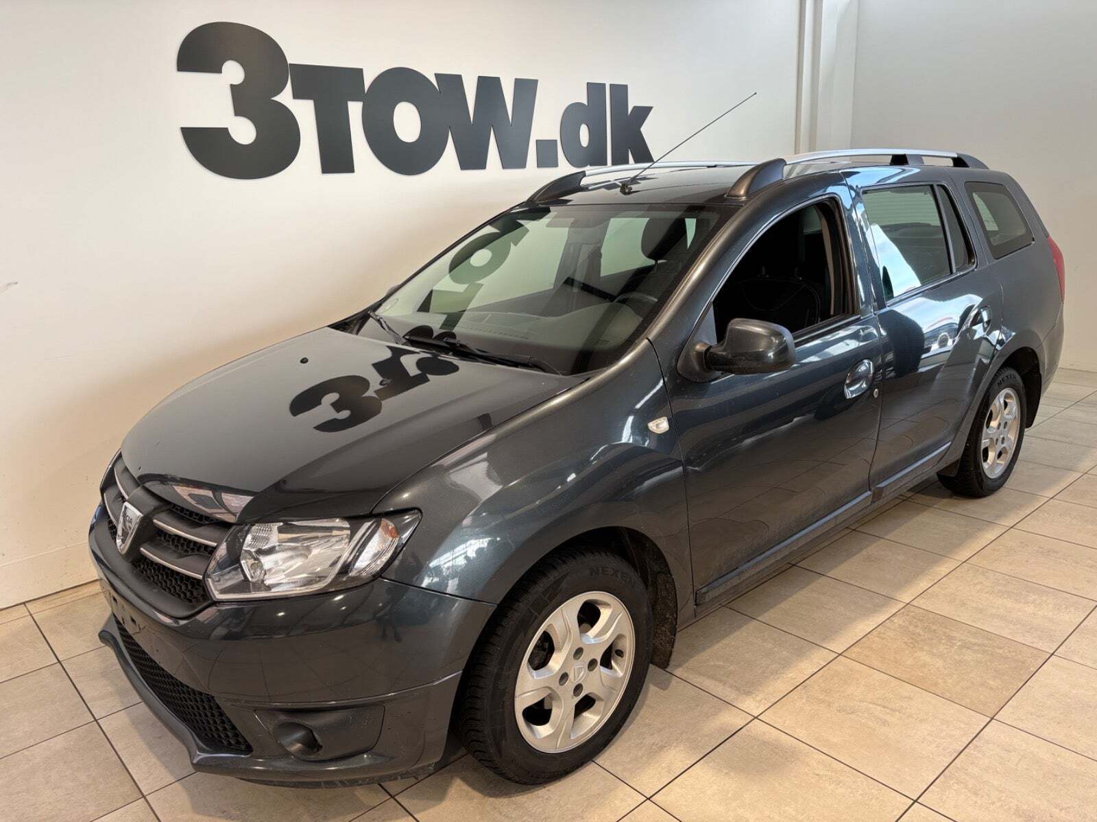 Sort Dacia Logan fra 2017 set udefra