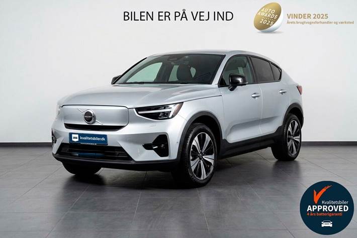 Sølv Volvo C40 fra 2023 set udefra