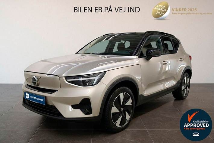Sølv Volvo XC40 fra 2023 set udefra