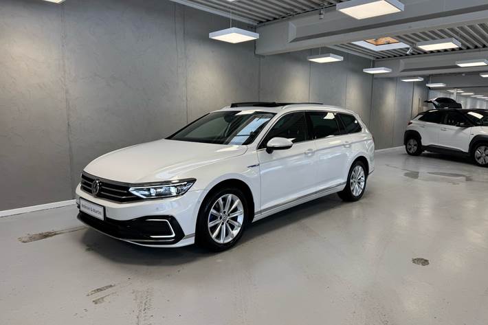 Hvid VW Passat fra 2020 set udefra