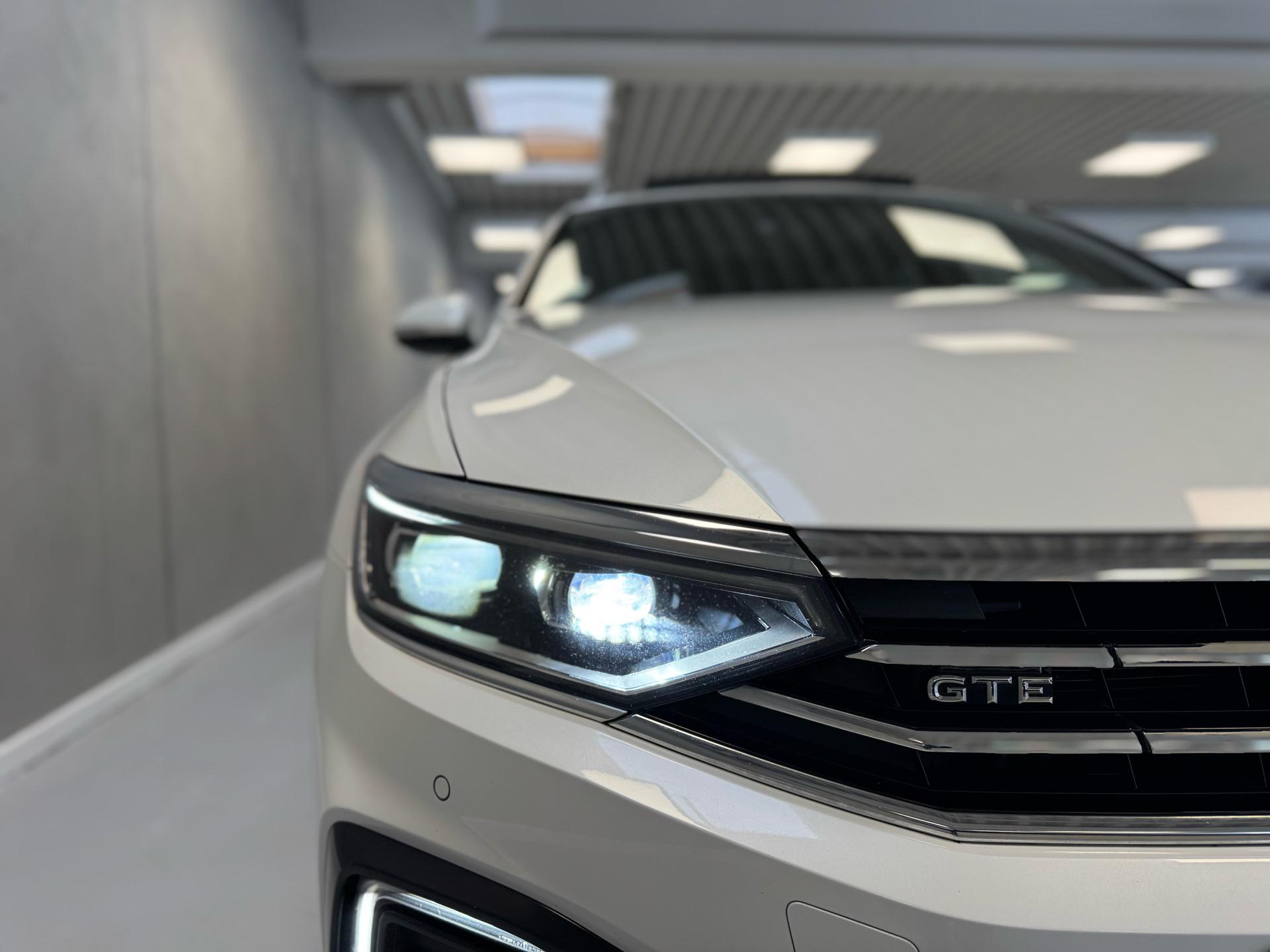 Hvid VW Passat fra 2020