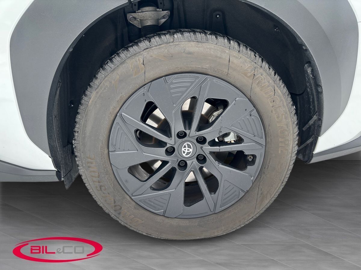 Hvid Toyota BZ4X fra 2025