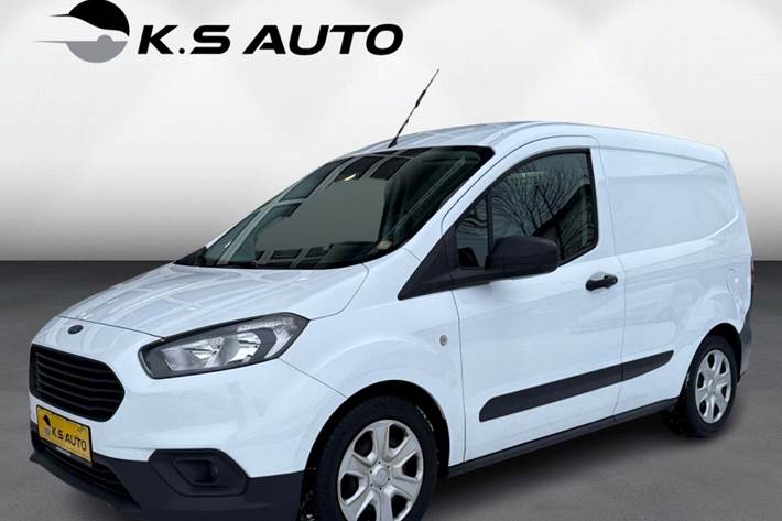 Hvid Ford Transit Courier fra 2020 set udefra