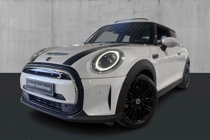Hvid Mini Cooper SE fra 2023 set udefra