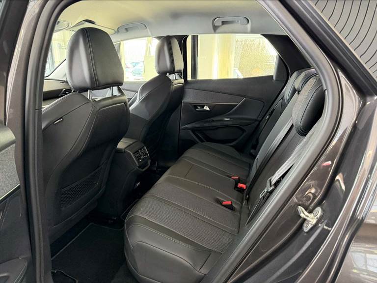 Peugeot 3008 1,6 Hybrid First Selection EAT8