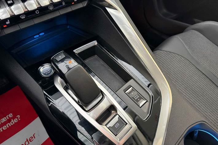 Grå Peugeot 3008 fra 2020